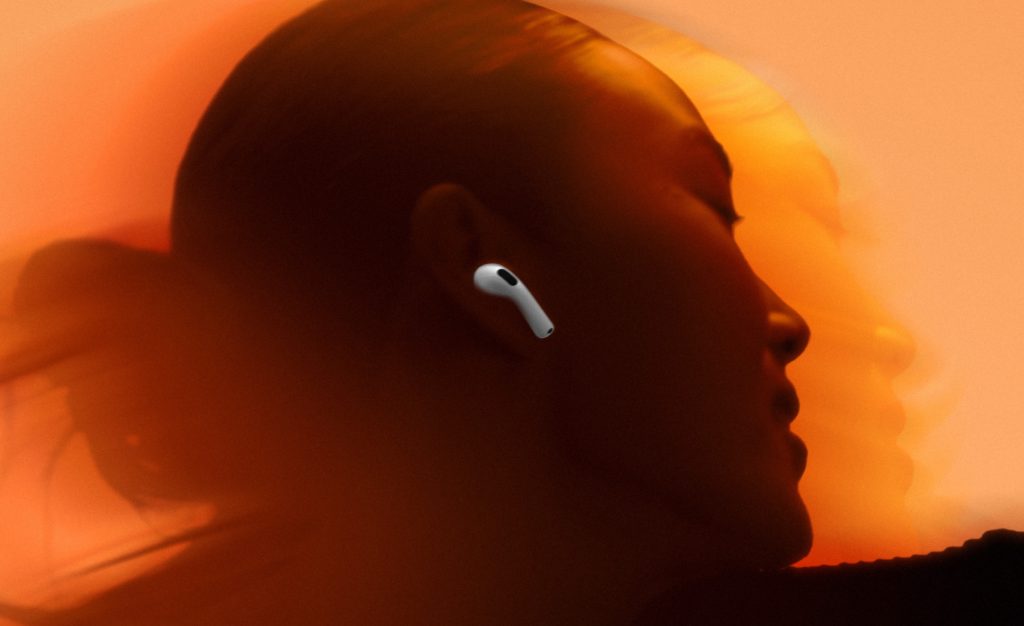 AirPods 4 이어버드와 충전 케이스 공식 이미지