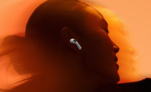 AirPods 4 이어버드와 충전 케이스 공식 이미지