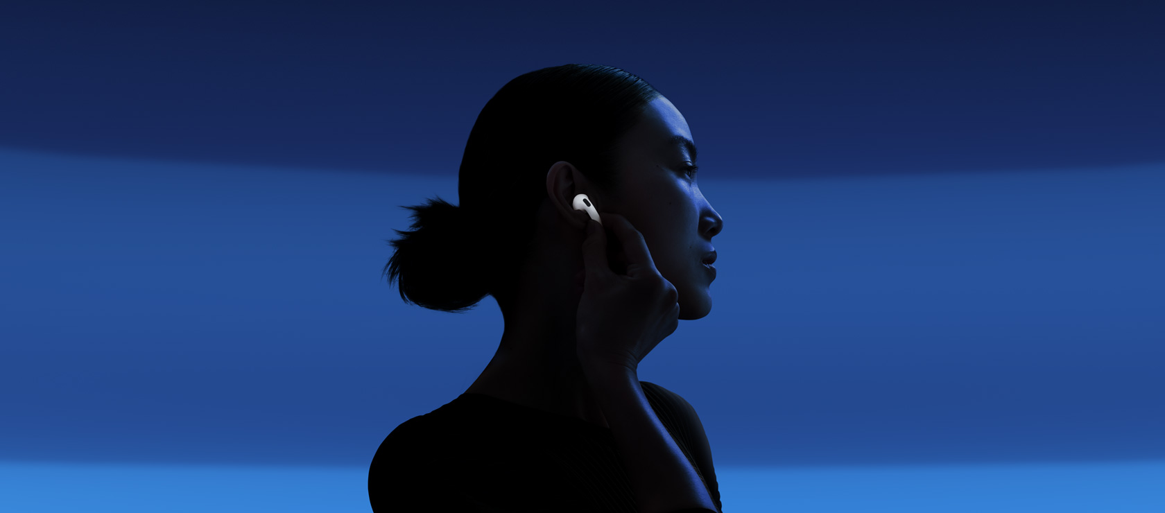 AirPods 4를 착용한 사용자의 공식 이미지