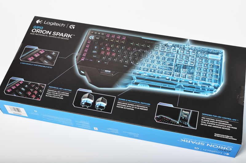 RGB 조명이 켜진 Logitech G910 기계식 키보드