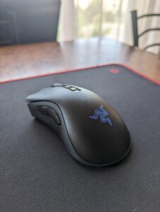 마우스패드 위의 Razer DeathAdder V2 Pro 무선 마우스