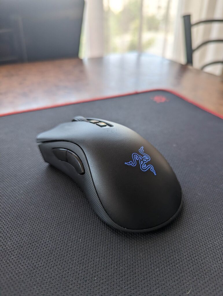 마우스패드 위의 Razer DeathAdder V2 Pro 무선 마우스