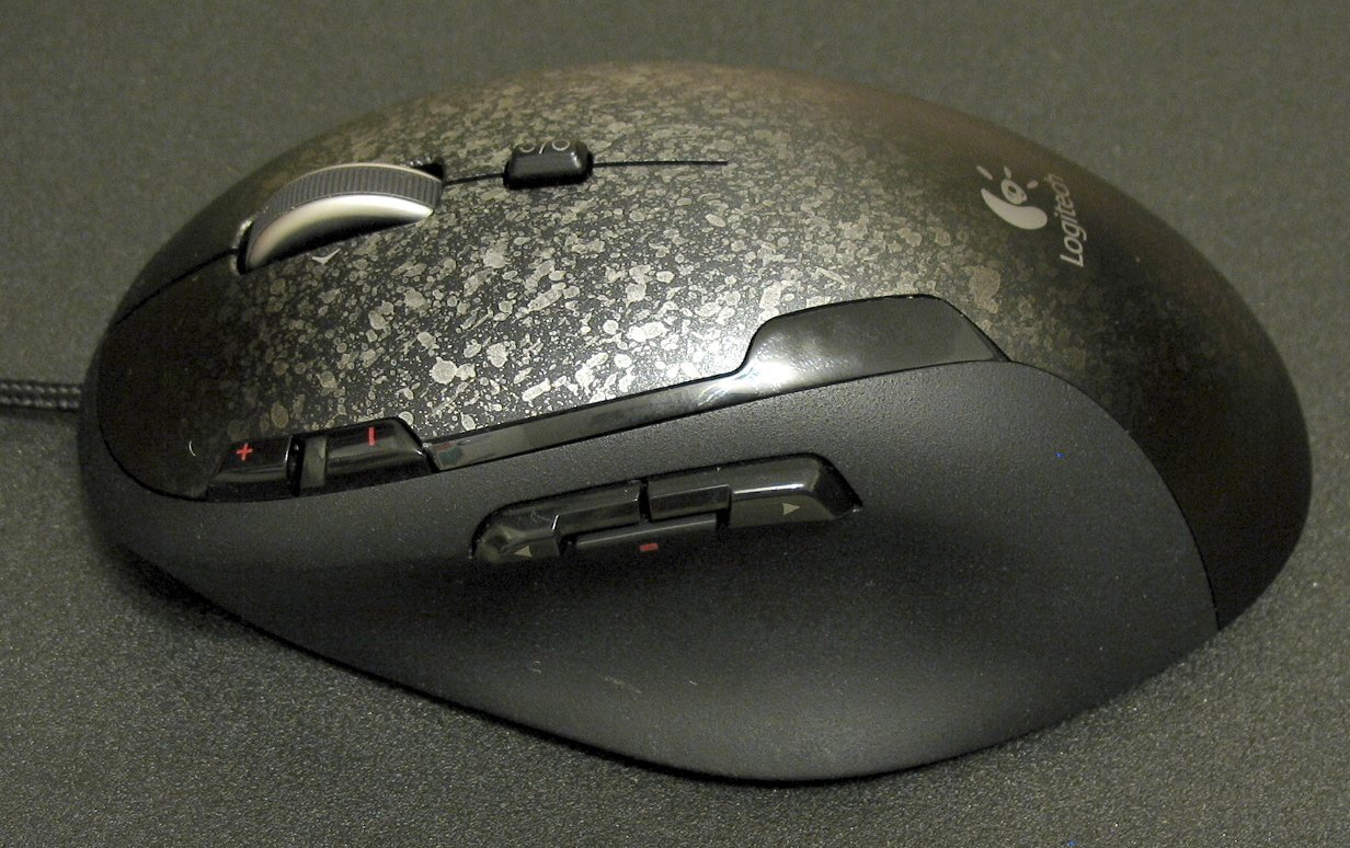 위에서 본 Logitech G500 마우스의 버튼과 휠 구성