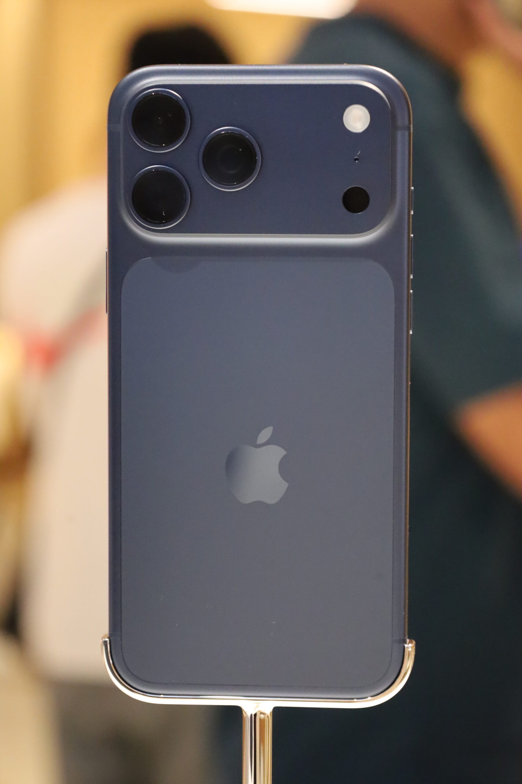 2025년 출시 행사에 전시된 Deep Blue iPhone 17 Pro Max 실물
