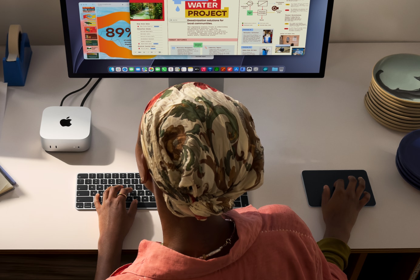 Mac mini를 데스크탑 업무에 사용하는 공식 이미지