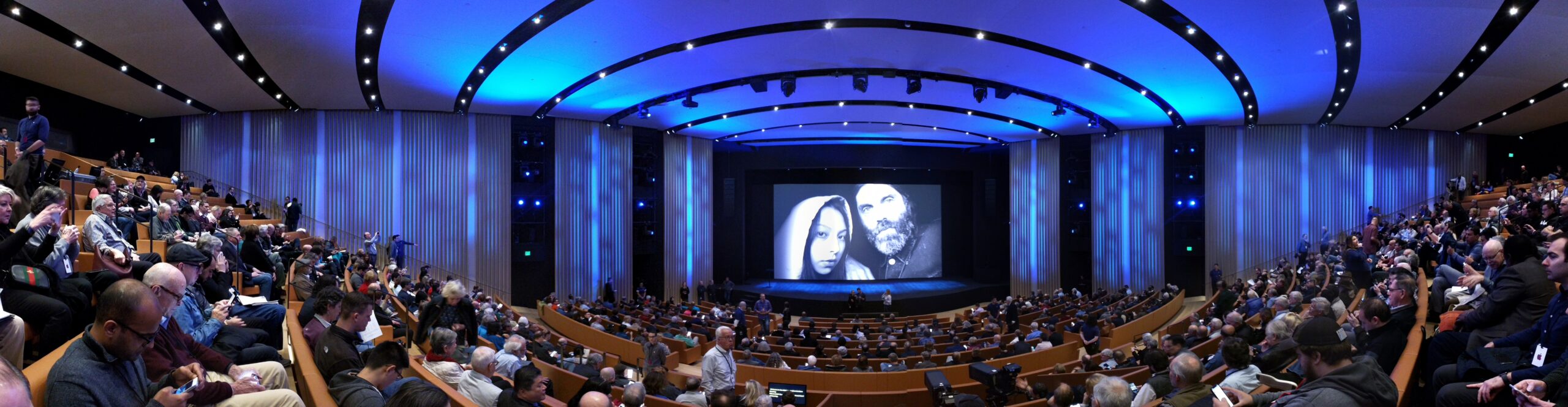 Apple Park의 Steve Jobs Theater 내부 객석과 무대 전경
