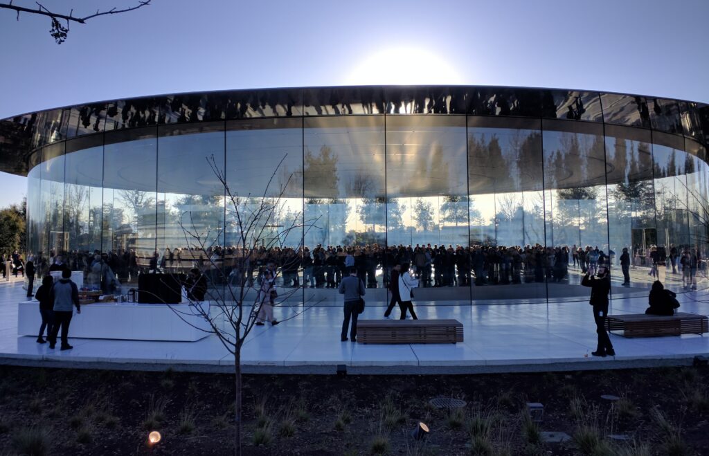 Apple Park의 Steve Jobs Theater 외부 전경