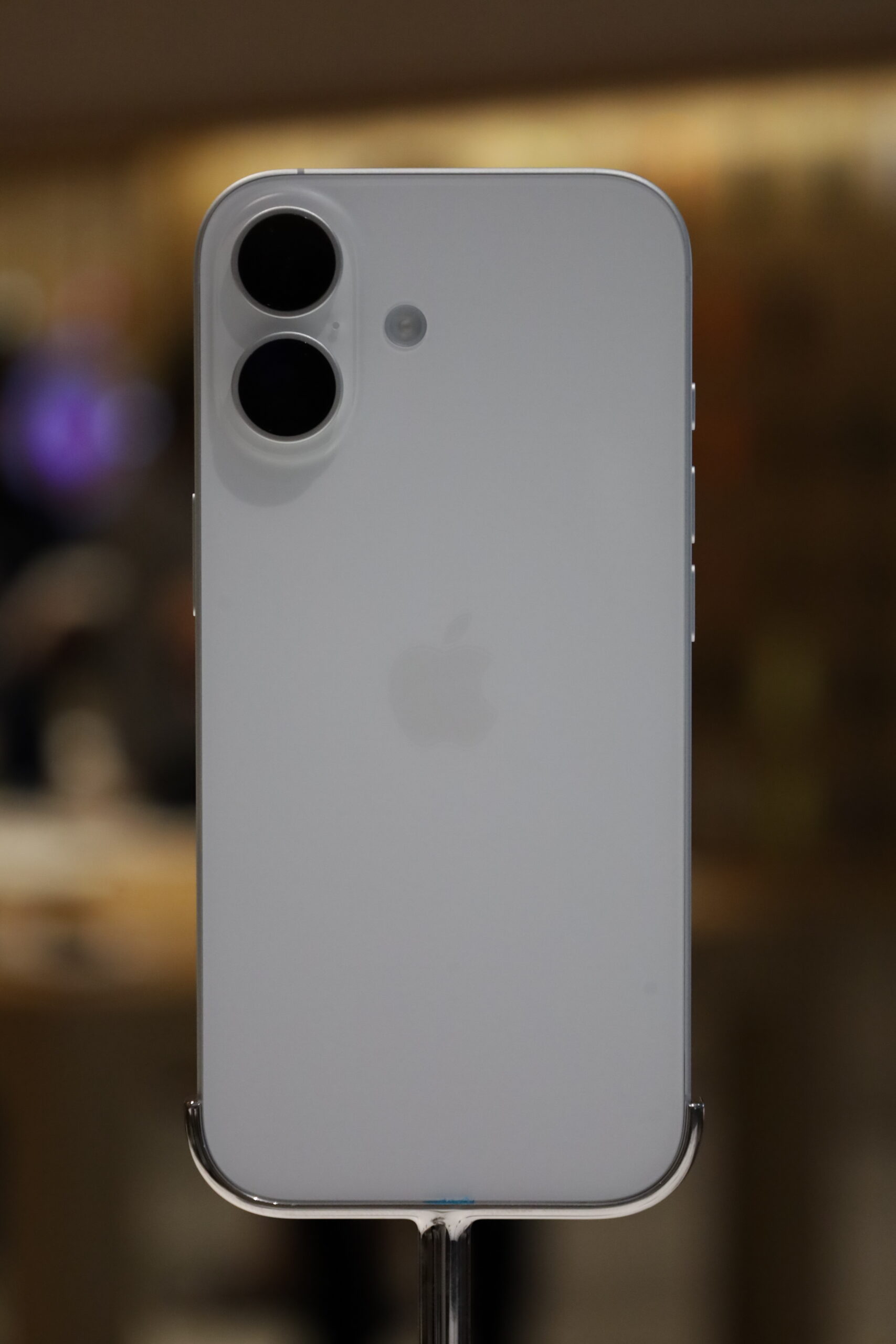 2025년 iPhone 17 출시 행사에 전시된 흰색 iPhone 17 실물