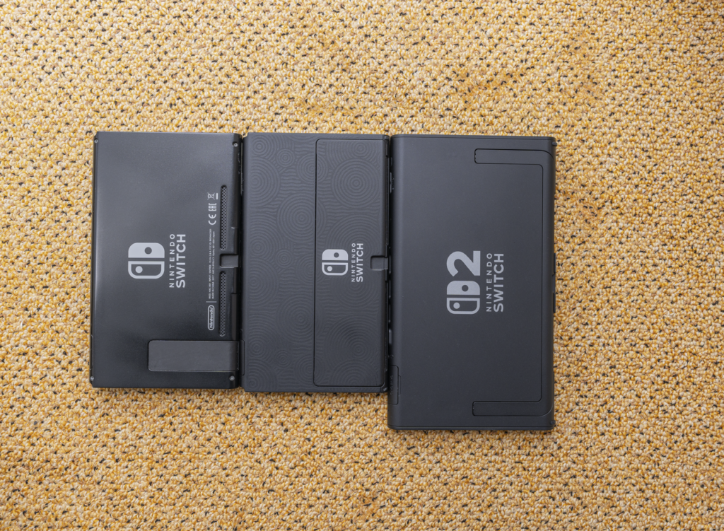 나란히 놓인 Nintendo Switch, OLED 모델, Nintendo Switch 2용 독