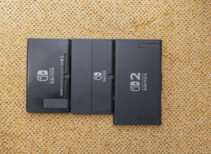나란히 놓인 Nintendo Switch, OLED 모델, Nintendo Switch 2용 독