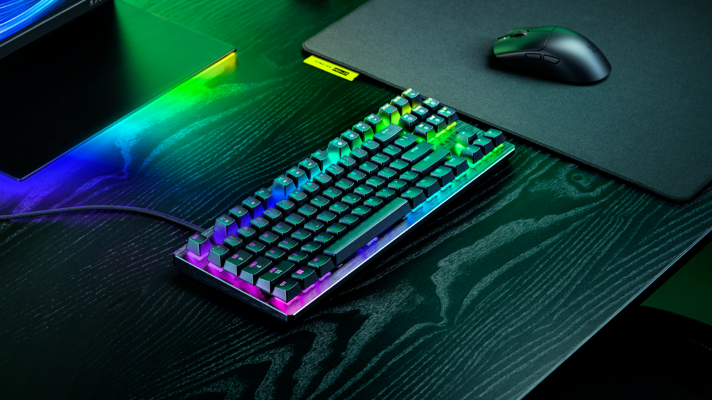 Razer Huntsman V3 HE Magnetic Tenkeyless 8KHz 키보드를 책상 위에 배치한 모습