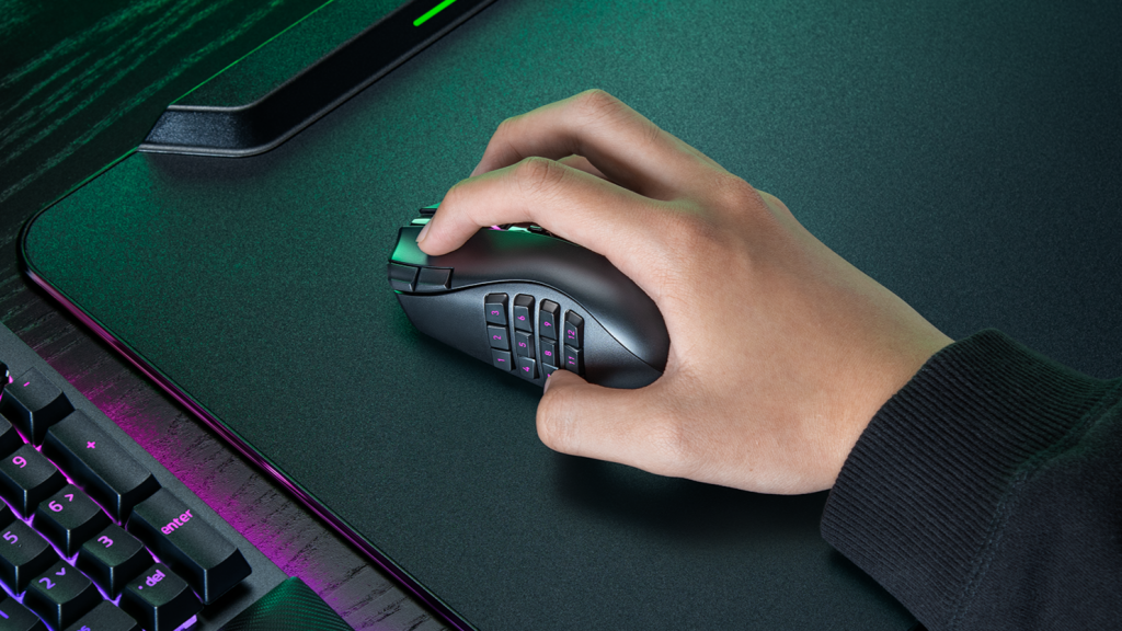 Razer Naga V3 Pro 무선 연결과 충전 기능 공식 이미지