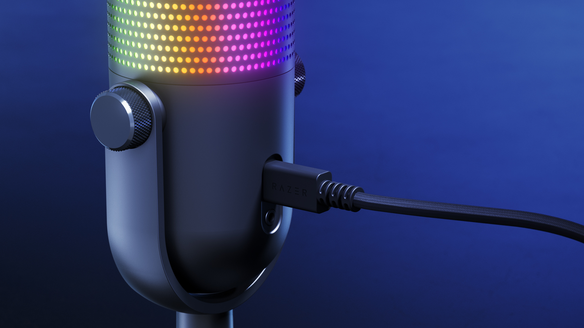 Razer Seiren V3 Chroma 32-Bit DSP 마이크의 상단과 본체 클로즈업