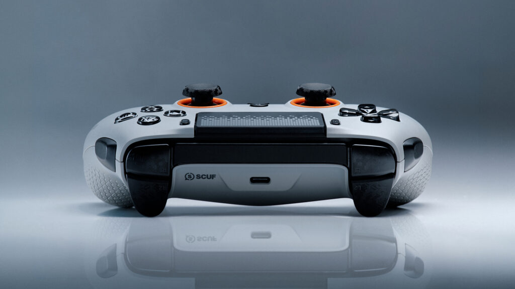 흰색과 회색 SCUF Omega Controller의 전면을 낮은 각도에서 촬영한 공식 Press Image