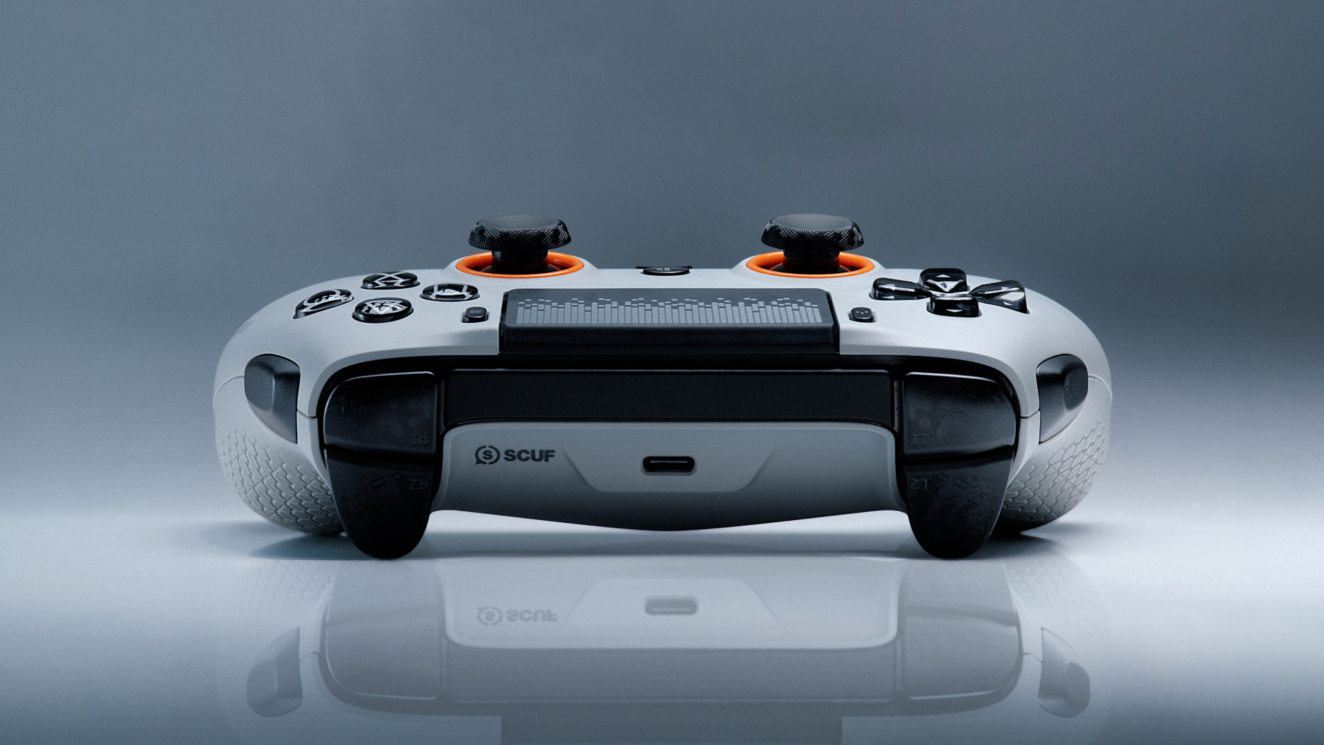 흰색과 회색 SCUF Omega Controller의 전면을 낮은 각도에서 촬영한 공식 Press Image