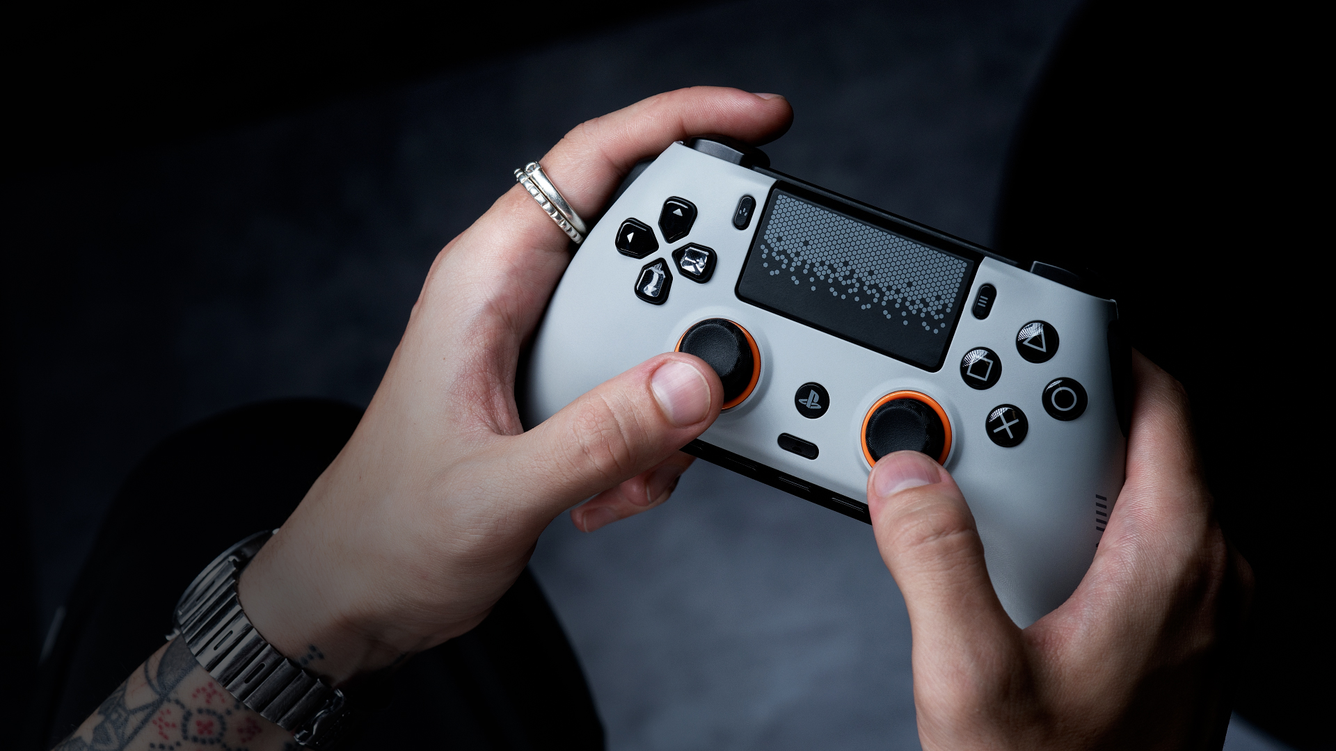 두 손으로 흰색 SCUF Omega Controller를 잡아 대칭 Stick과 Action Button을 보여 주는 공식 Press Image