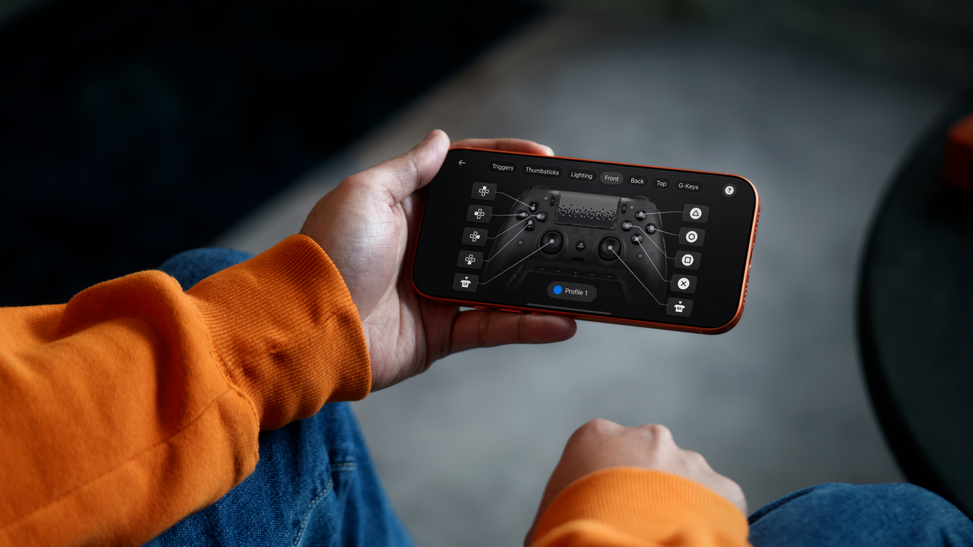 Smartphone의 SCUF App으로 SCUF Omega Controller 설정을 조정하는 공식 Press Image