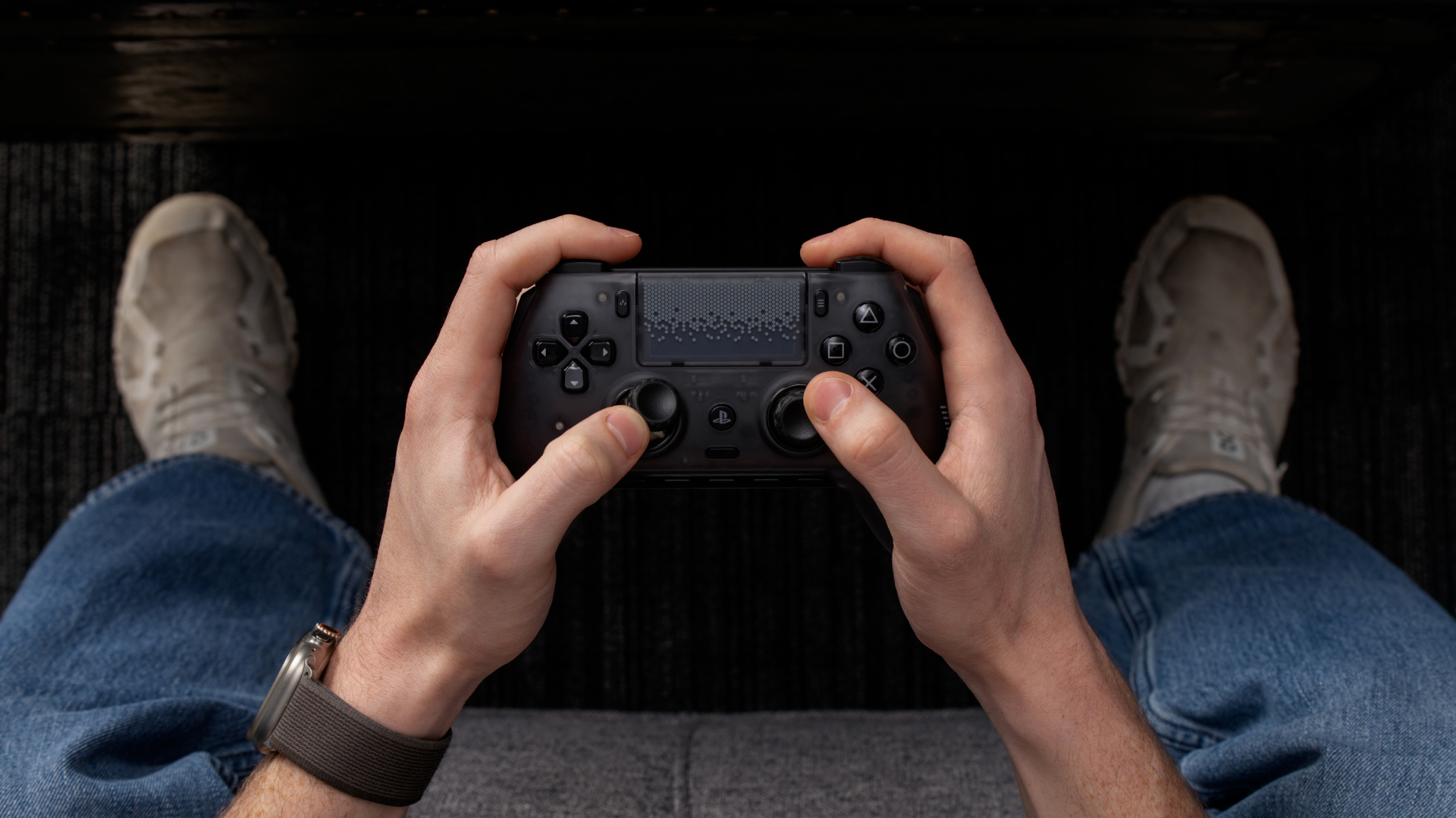 검은색 SCUF Omega Controller를 위에서 잡아 대칭 TMR Stick과 G-Key를 보여 주는 공식 Press Image