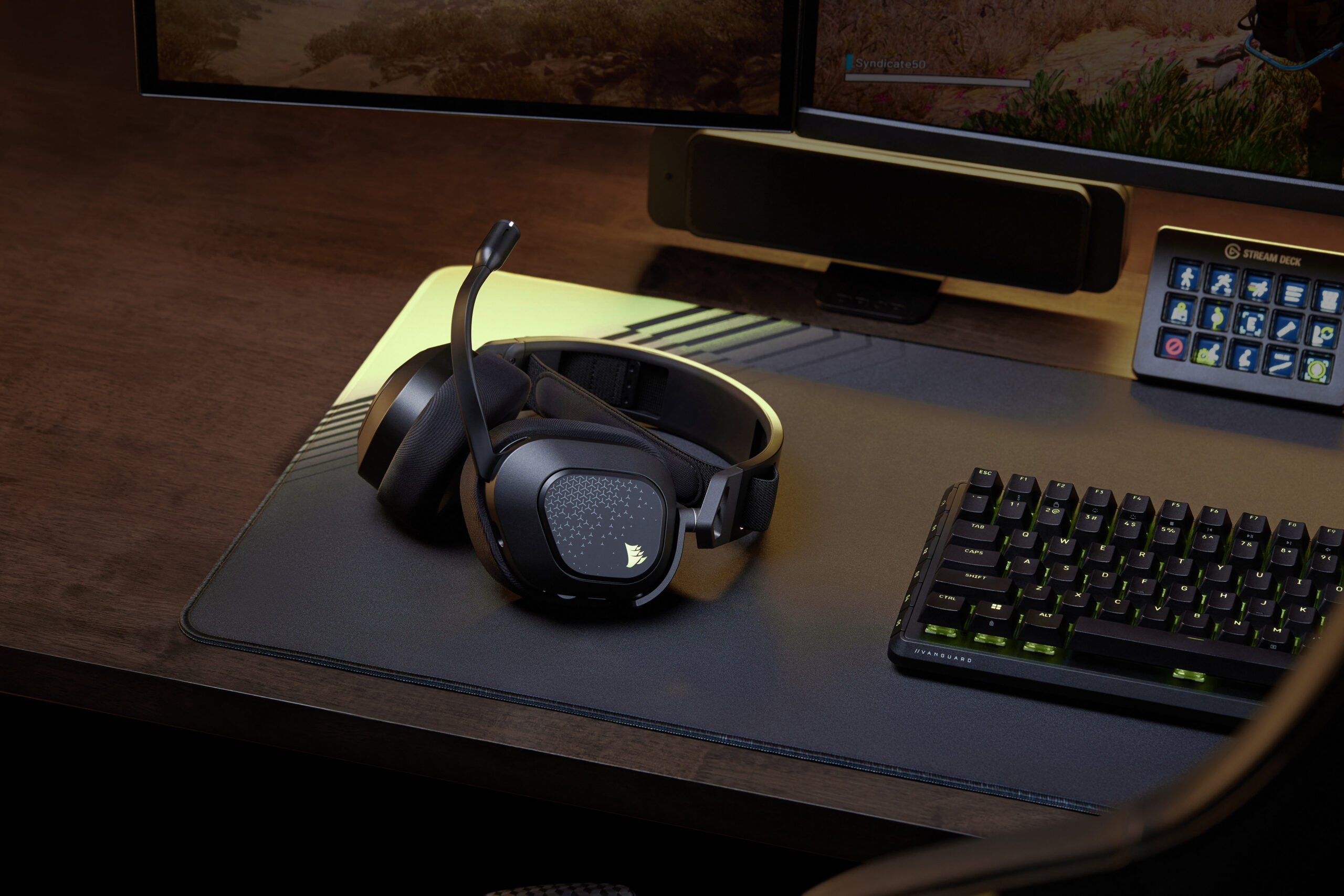 게임 환경에서 CORSAIR HS80 v2 MAX WIRELESS 헤드셋을 착용한 모습