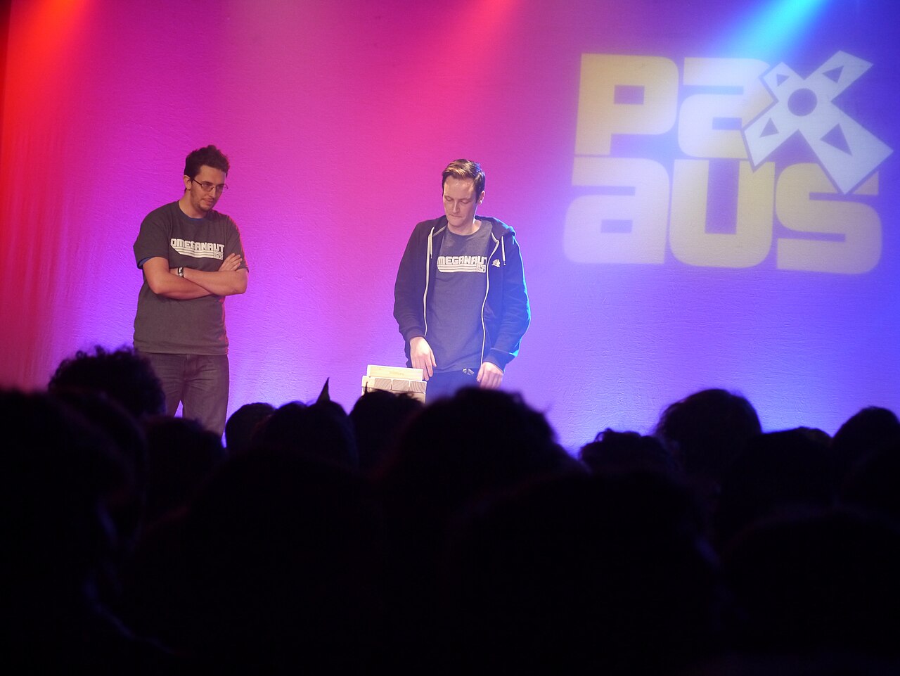 2013년 PAX Australia 무대에서 발표하는 두 사람