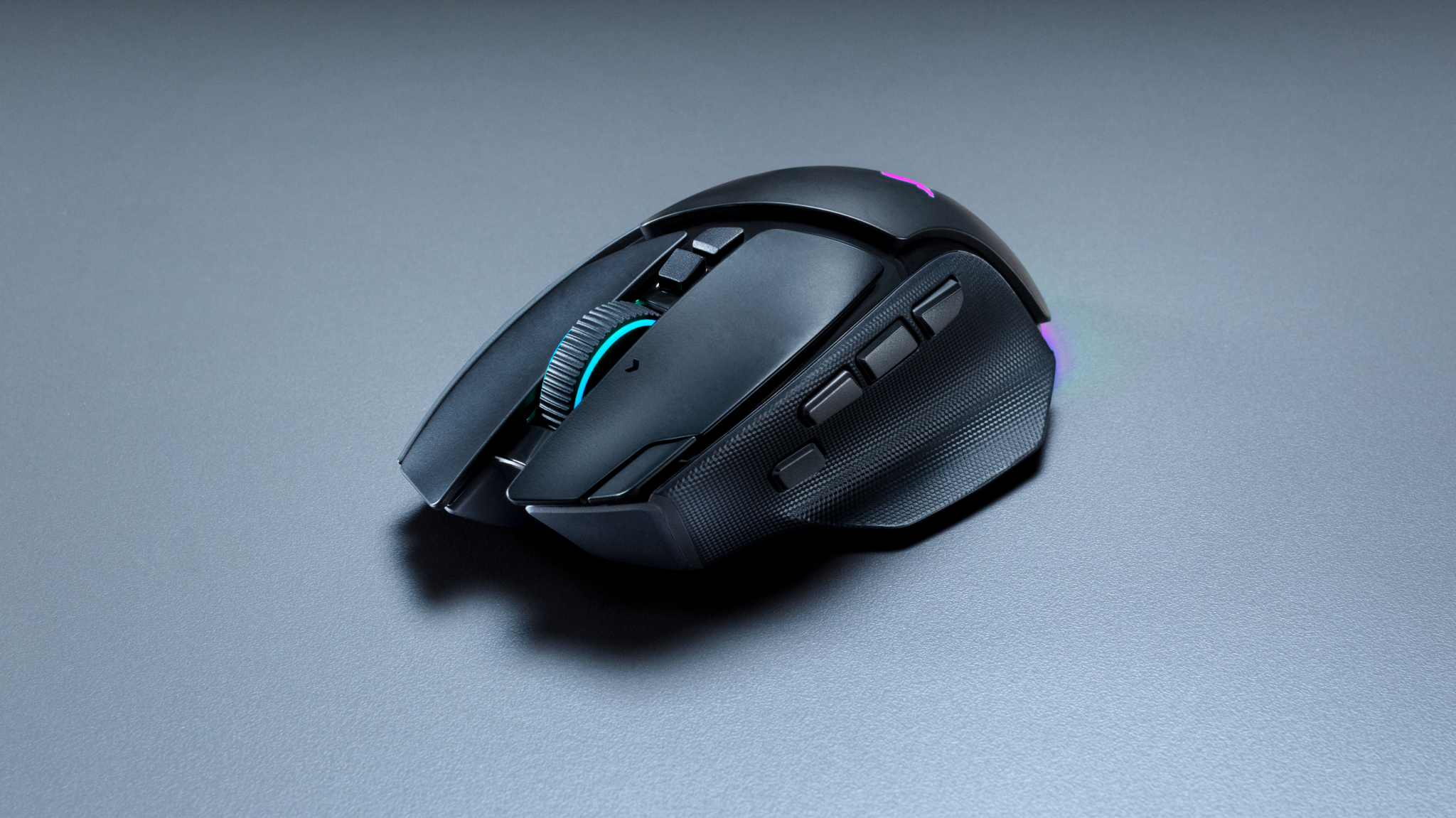Razer Basilisk V4 Pro의 측면 버튼과 스크롤 휠 구성