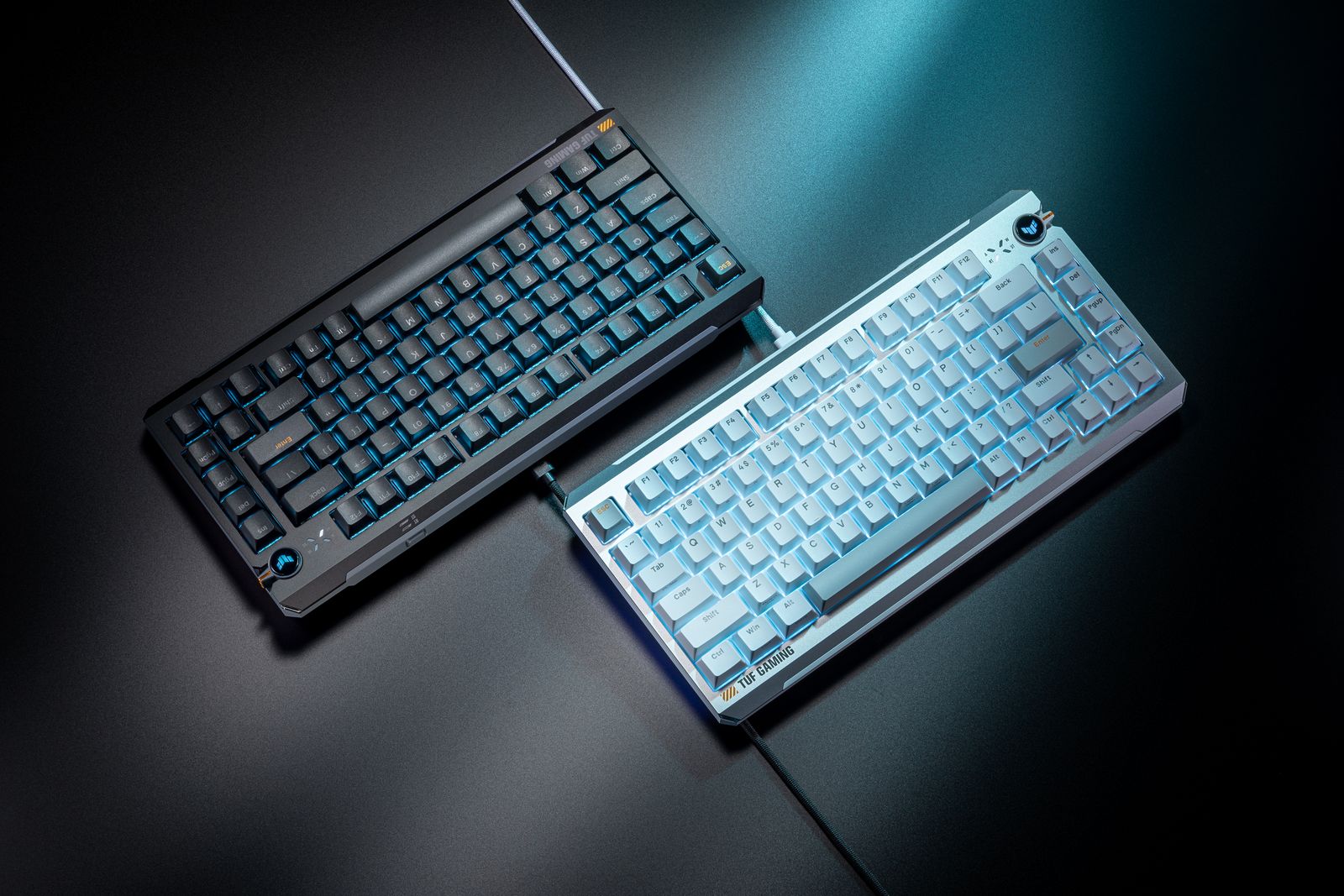 마우스와 모니터 앞에 놓인 흰색 TUF Gaming K4 Magnetic 게이밍 키보드