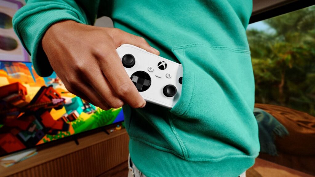 XBOX Nano Controller를 손에 든 공식 제품 사진