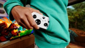 XBOX Nano Controller를 손에 든 공식 제품 사진